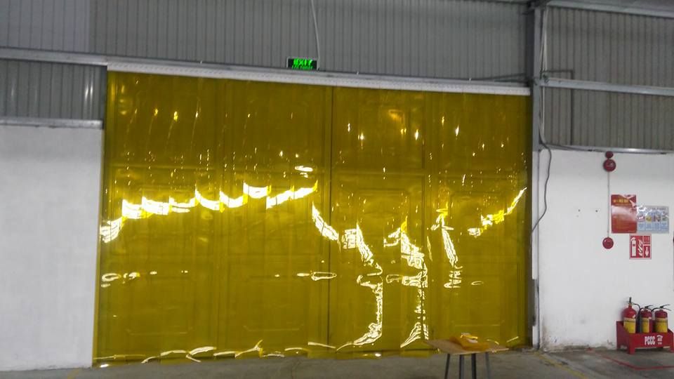 Rèm Nhựa PVC Vàng Trong Ngăn Côn Trùng