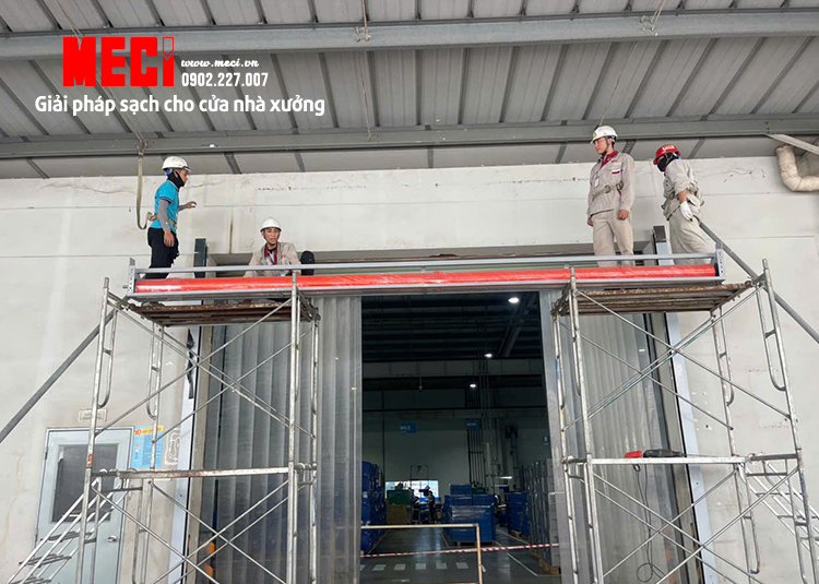 Công nhân lắp đặt cửa cuốn nhanh