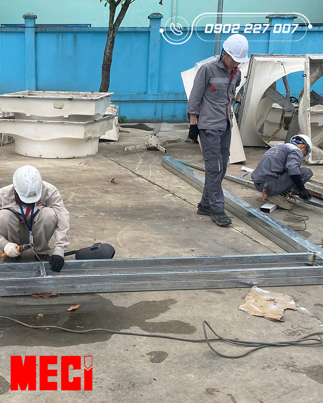Nhân viên hàn khung gia cố