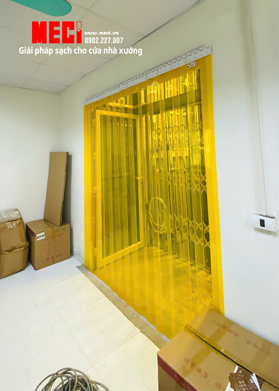 Bộ rèm vàng trong lắp tại cửa đi