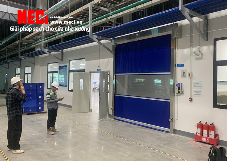Cửa cuốn lắp giữa lối thông kho