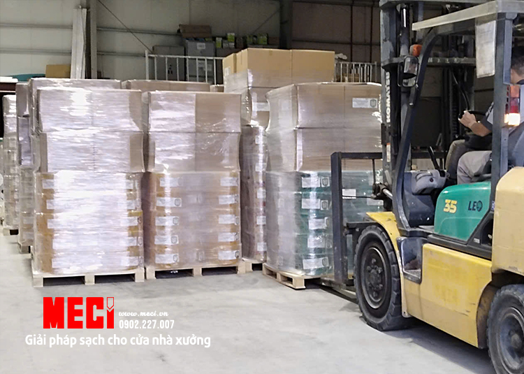 Cuộn nhựa được đóng gói trong thùng carton