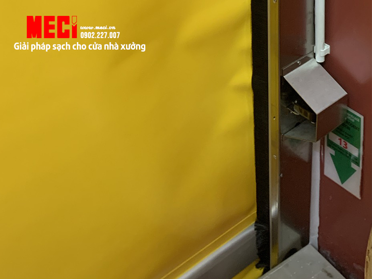 Bạt nhựa chạy dọc theo thanh ray không kín hoàn toàn