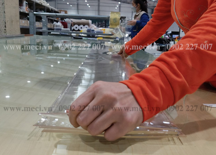 Công nhân MECI cắt nhựa tại xưởng