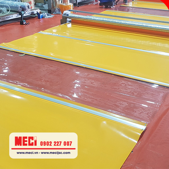 Bạt nhựa sử dụng làm thân cửa cuốn nhanh