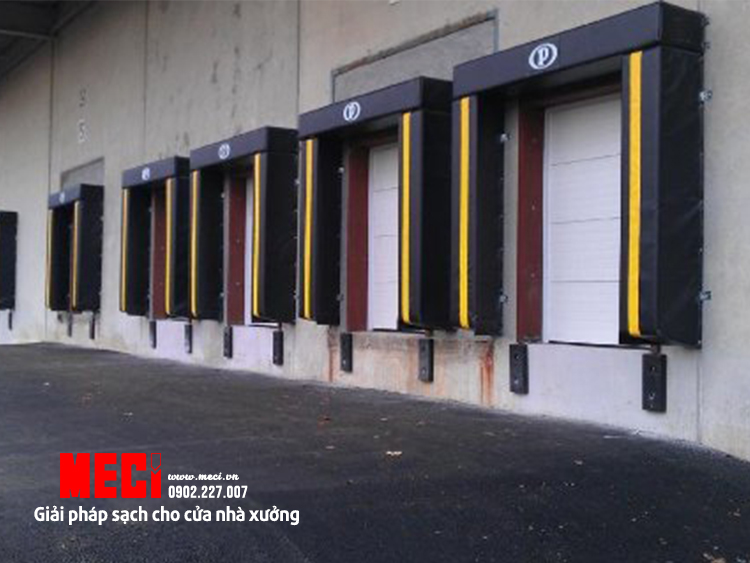Bạt che tạo ra một lớp đệm kín cho cửa