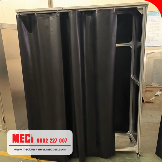 Rèm nhựa ô mắt cáo trong che kệ đồ