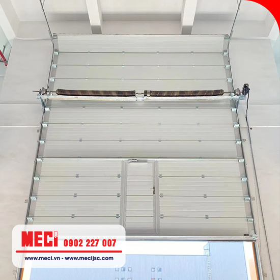 Cửa trượt trần trong hành trình mở