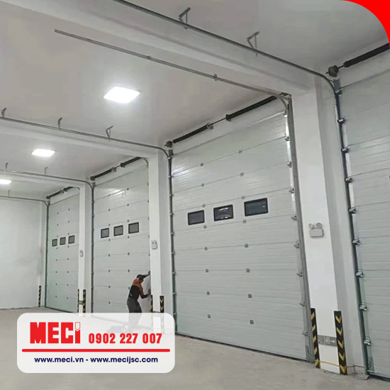 Cửa trượt trần lắp tại khu vực nhập xuất hàng