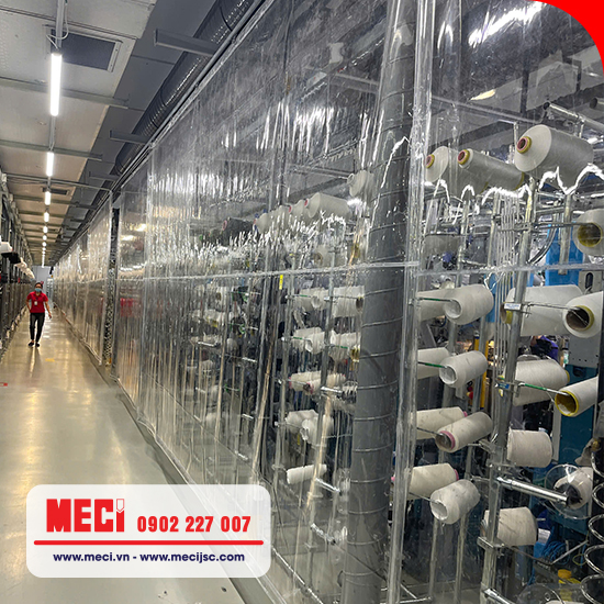 Rèm nhựa khổ lớn ngăn bụi trong xưởng dệt