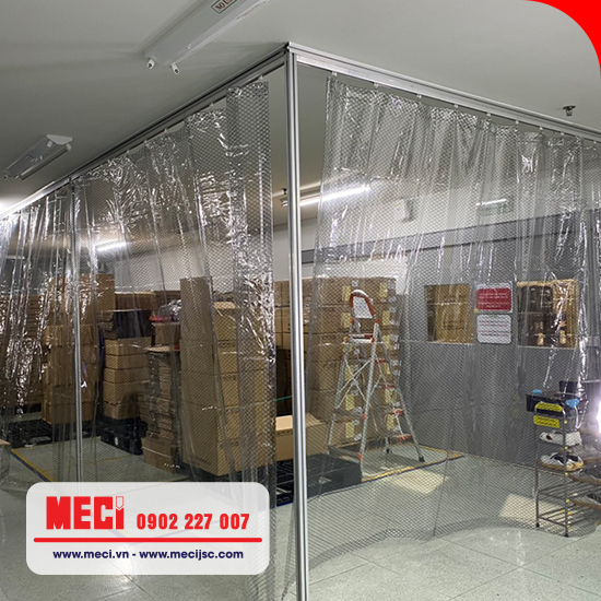 Rèm nhựa ô mắt cáo trong lắp tại khu lưu trữ