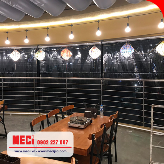 Rèm nhựa ngăn bụi lấy view nhà hàng