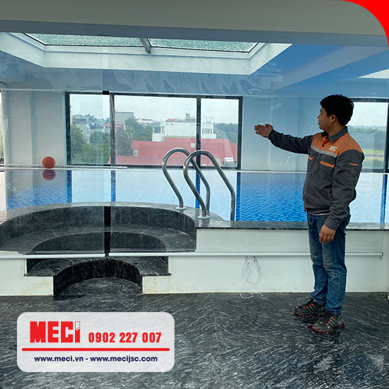 Rèm nhựa ngăn nước bắn tại bể bơi
