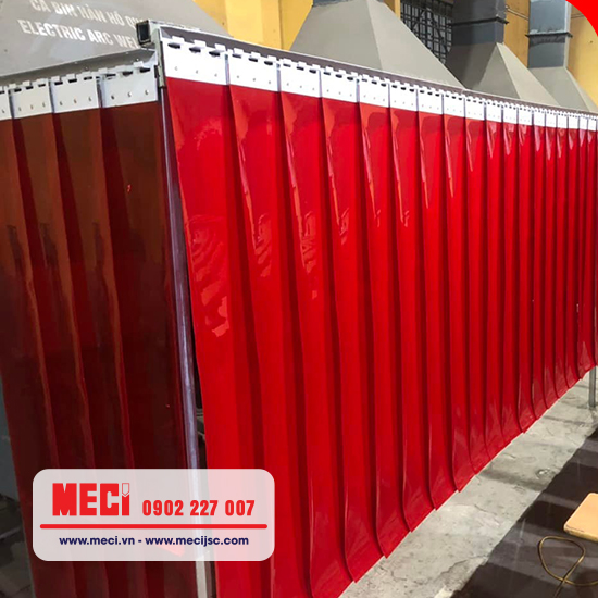 Rèm nhựa ngăn tia lửa hàn màu đỏ