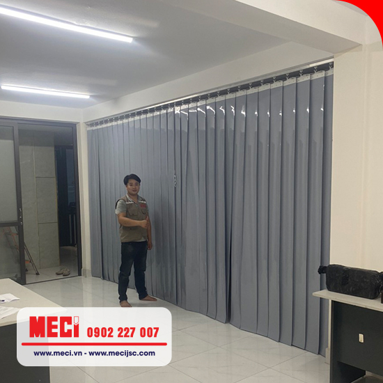 Rèm nhựa cản sáng lắp tại văn phòng
