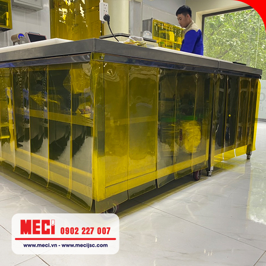 Rèm ngăn côn trùng kệ đồ bếp