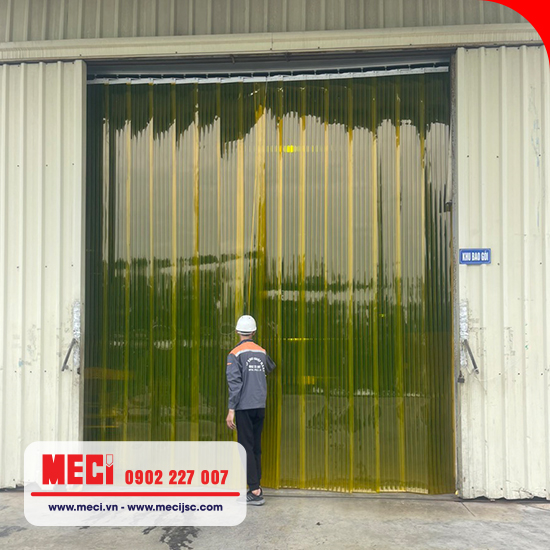 Rèm nhựa lắp đặt tại cửa ra vào kho xưởng