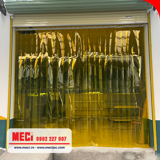 Rèm nhựa vàng trong ngăn côn trùng