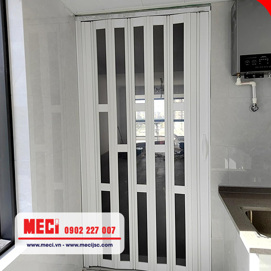 Các nan nhựa được kết nối với nhau bằng khung nhôm