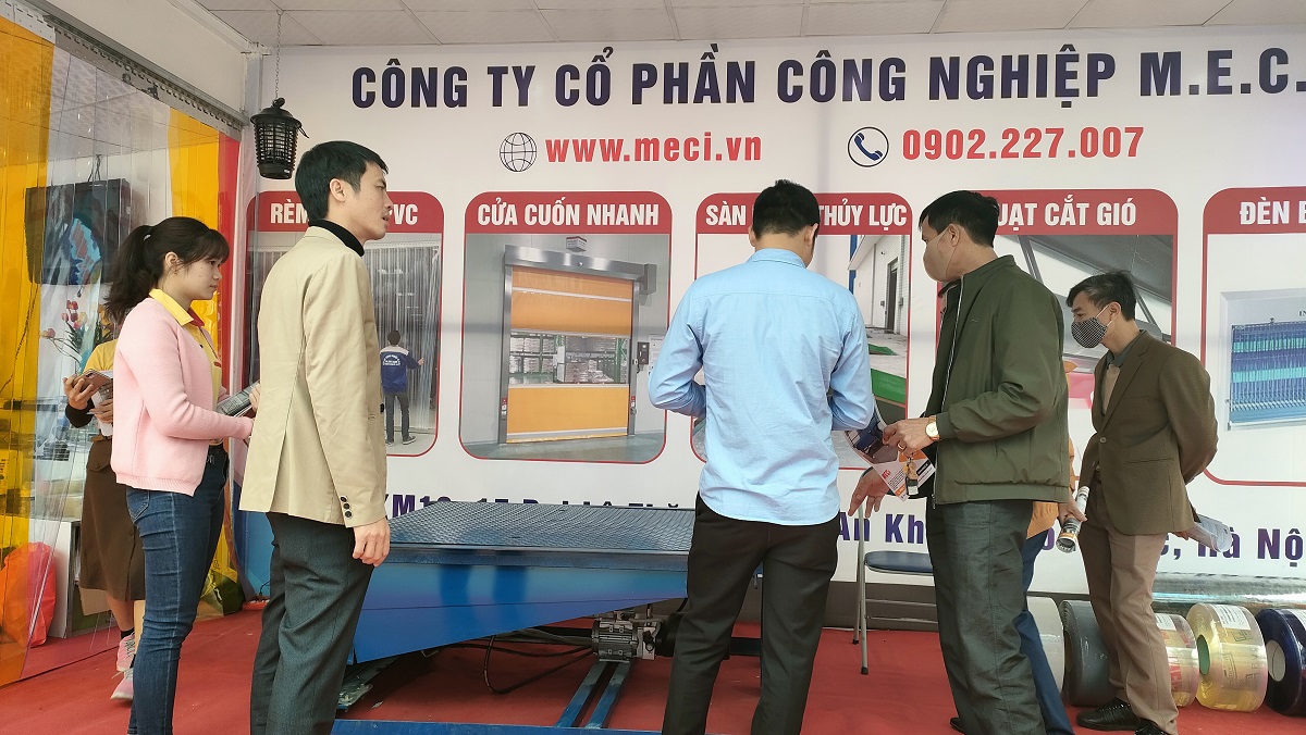 Tư vấn khách hàng về sản phẩm sàn nâng