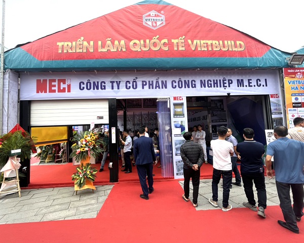 Khách tham quan gian gian hàng của MECI